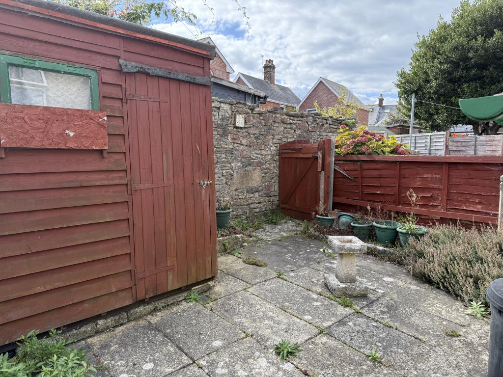 Lot: 106 - THREE-BEDROOM HOUSE IN NEED OF IMPROVEMENT - Garden with brick wall and fence boundary